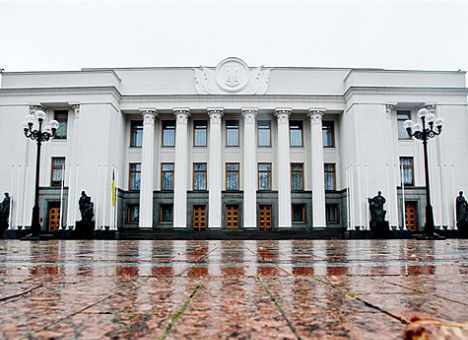 Депутаты Рады хотят поднять себе зарплаты в три раза