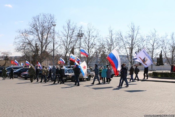 Путин прилетел в Крым праздновать оккупацию, но встретили его пару людей