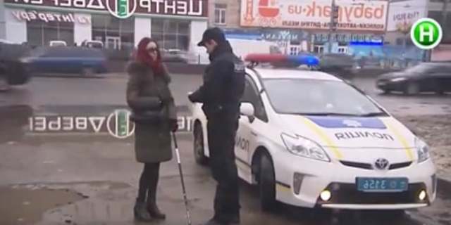 «Слепая» девушка попросила полицейского разменять деньги, тот ее «обманул»