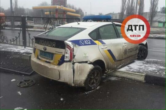 ДТП с патрульным автомобилем: Тойота Приус врезался в забор