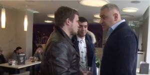 «Я сказал отойди отсюда»: появилось видео встречи Фейгина с пранкерами