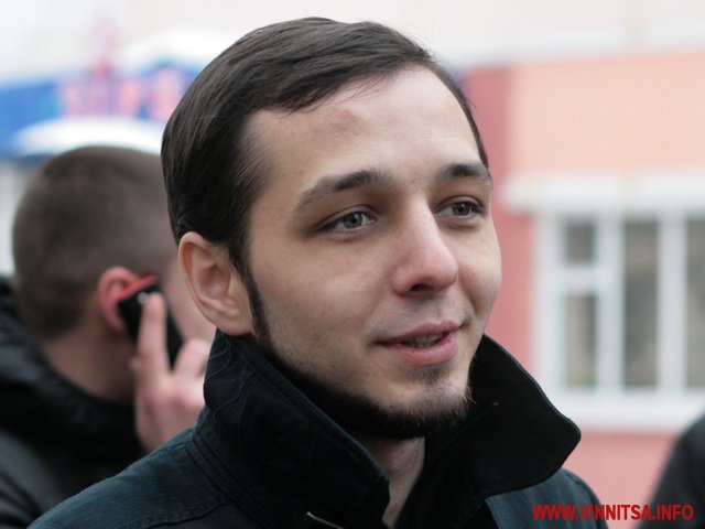 Прокурор просить 7 років активісту, який порвав плакат Порошенка