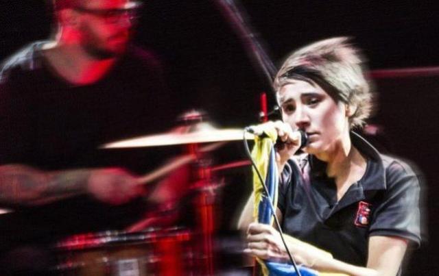 Прощание с кумиром: фаны клеймят Земфиру за просьбы убрать флаги Украины из зала