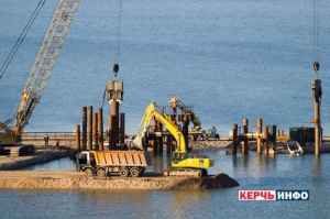 СМИ: Турецкое судно столкнулось с Керченским мостом из-за «чиновничьей безалаберности»