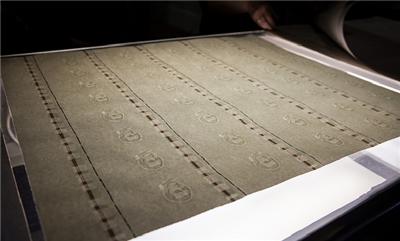 НБУ будет печатать гривни на ткани из украинского льна