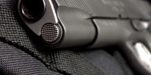 Полицейский во время сдачи оружия выстрелил в себя