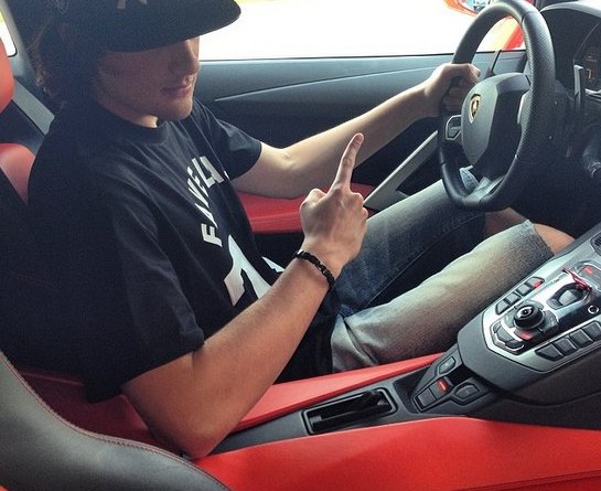 Сын Кернеса показал, на кого он тратит время и деньги