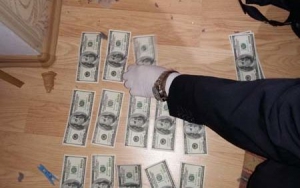 В Виннице на взятке $1500 попалась государственная исполнительница