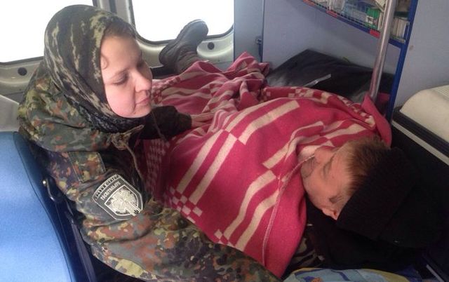 При эвакуации раненных из Авдеевки пострадали медик и водитель