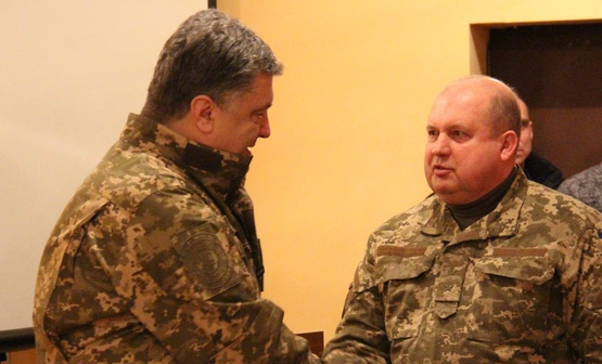 Порошенко повысил генерала, который хотел провезти деньги в гробу