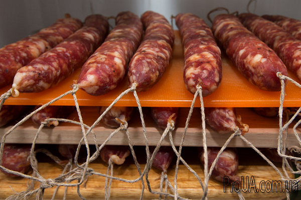 Путин есть — еды не надо… В Крыму сожгли санкционную украинскую колбасу