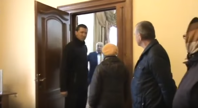 Москаль обматюкав пенсіонерів “3-поверховим” матом прямо в себе у кабінеті