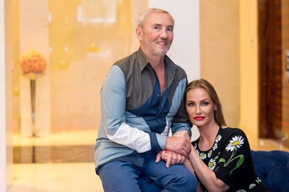 Льоня-Космос показав, як блаженствує з молодою дружиною у новій грузинській домівці