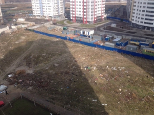 У бетонних джунглях Позняків хочуть вліпити ще одну висотку і замурувати озеро