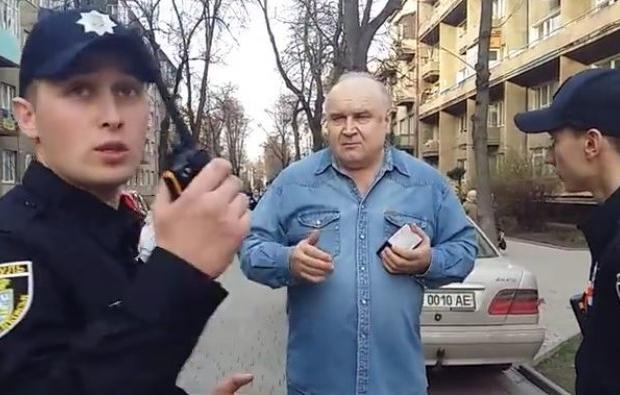 Два екіпажі патрульних не переконали водія забрати автівку з велодоріжки. ВІДЕО