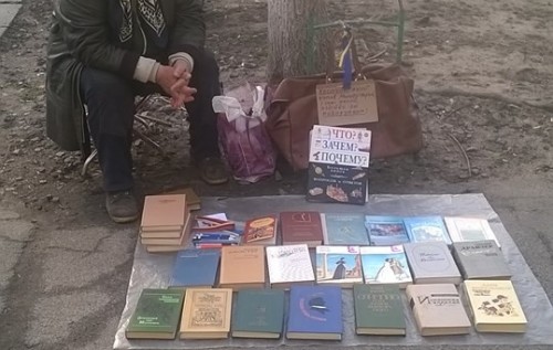 Эта бабушка продаёт последнее, что у неё есть. Хочется задать три вопроса власти