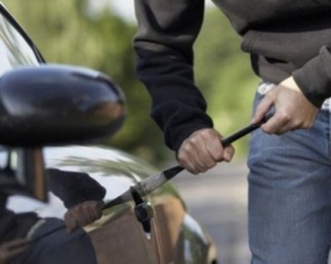 У Києві з території районного управління поліції викрали елітні автомобілі