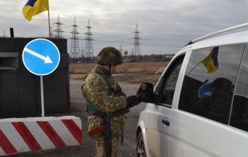 Через обстріли бойовиками на Луганщині можуть закрити всі пункти пропуску