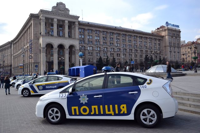 НА КИЇВЩИНІ ЗАТРИМАНО ЧОЛОВІКА, ЯКИЙ З НОЖЕМ НАКИНУВСЯ НА ПАТРУЛЬНИХ ПОЛІЦЕЙСЬКИХ