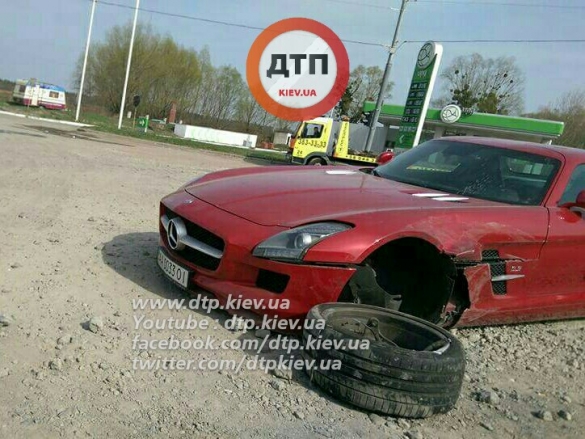 Дорогое ДТП под Киевом: на Новообуховской трассе разбился Mercedes