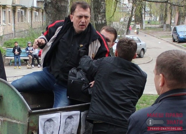 У Броварах голову земельної комісії викинули у сміттєвий бак