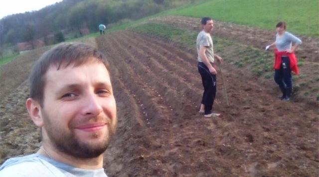 Нардеп показав, як саджає на городі картоплю
