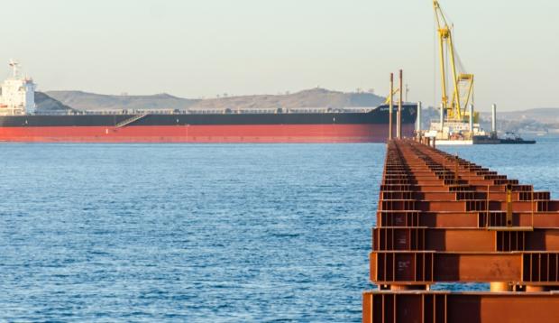 Експерт розповів, як українські судна возять будматеріали для Керченського мосту