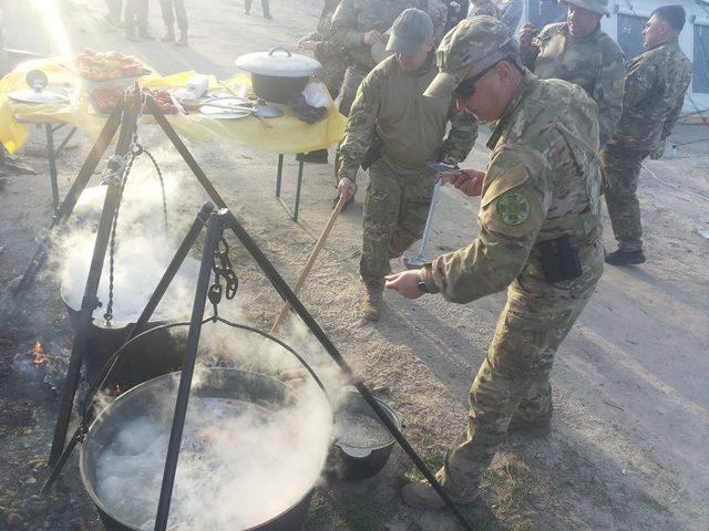 Сеть взорвало фото с главой СБУ в роли повара