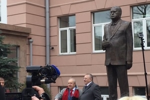 В Москве установили памятник Жириновскому