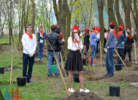 Донецких девушек превратили в пионерок