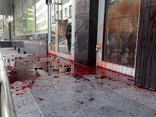 У Хмельницькому Правий сектор облив кров’ю Сбербанк Росії