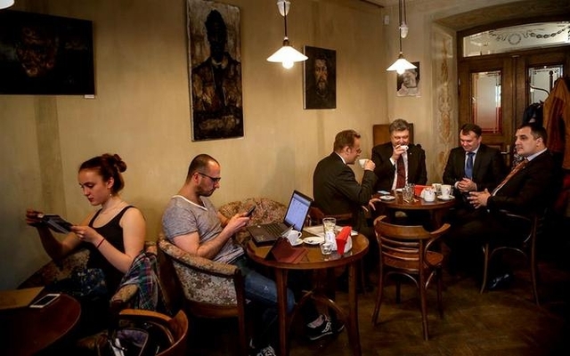 Мережу розбурхало фото Порошенко, що п’є каву