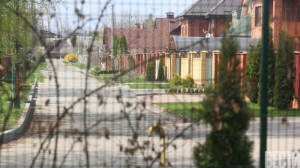 «Отгородился забором и не выручает»: соседи Яценюка пожаловались на экс-премьера