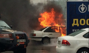 Напротив универмага «Дарница» в Киеве горит машина