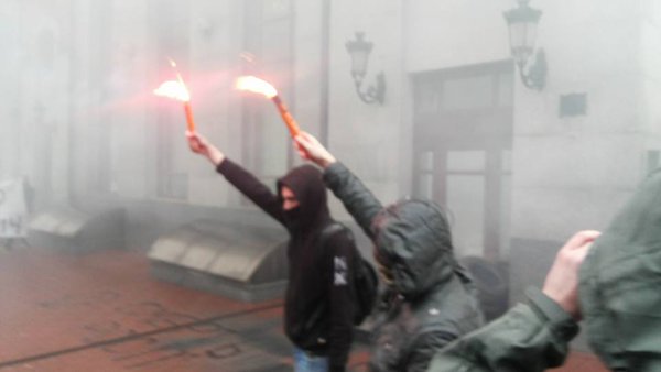 Дим та шини: активісти в Києві проводять акцію на підтримку Надії Савченко