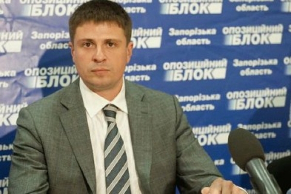 Чиновник, организовавший некачественное детское питание, построил на территории школы два особняка