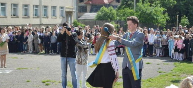 ПРИКАРПАТЕЦЬ, ЯКИЙ ВІДДАВ ЗОЛОТУ МЕДАЛЬ ОДНОКЛАСНИЦІ, “РОЗНІС” ШКІЛЬНУ ОСВІТУ