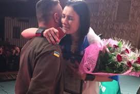 "Дякую вам, наші янголи-охоронці" - співачка Приходько на колінах подякувала "кіборгам"