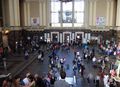 Чемодан, вокзал, опасность: На киевском ж/д вокзале нельзя ни есть, ни спорить