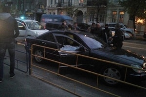 В центре Киева спецназ со стрельбой задержал Mercedes преступников