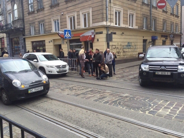 У центрі Львова на зебрі блондинка збила людину (ФОТО)