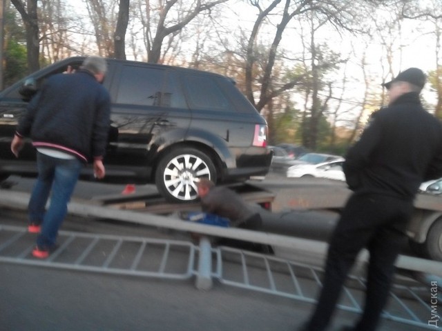 Range Rover сбил отбойник возле одесского вокзала