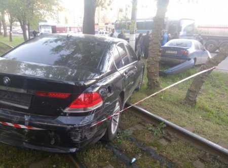 В Одесі блондинка, здаючи назад на своєму БМВ, протаранила кілька автомобілів. ВІДЕО