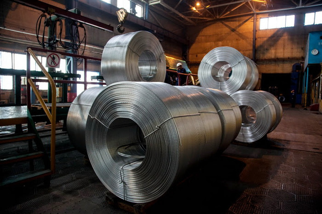 Страсти вокруг Запорожского алюминиевого комбината, или Как украинские чиновники обслуживают российских миллиардеров