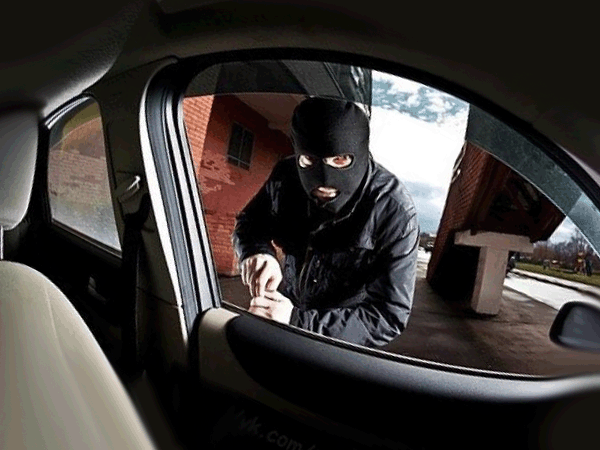 У КИЄВІ ЧОЛОВІК ВІДКРИВ СТРІЛЬБУ ПО ЗЛОДЮЖЦІ, ЗАХИЩАЮЧИ СВОЄ АВТО