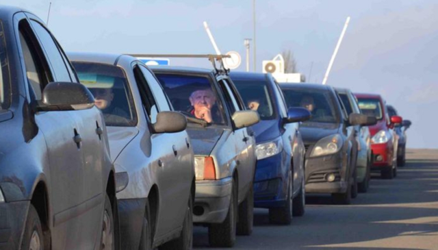 На КПП «Марьинка» и «Зайцево» образовалась пробка в две тысячи авто - ГПСУ