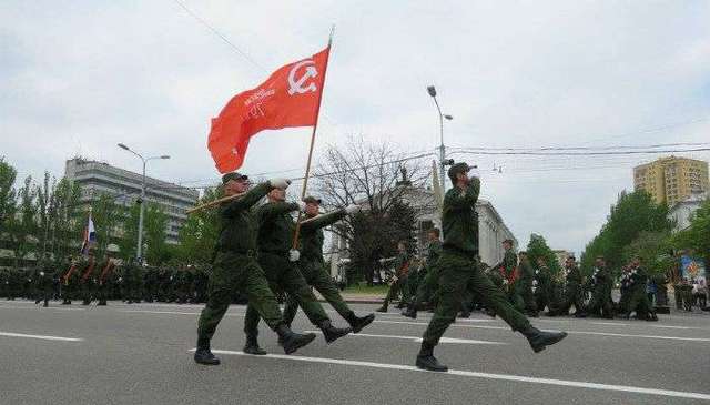 В сети показали, как террористы в Донецке готовятся к военному параду (ФОТО)