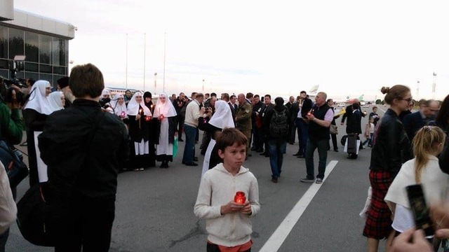 Благодатный огонь привезли в Киев и отправят на Донбасс