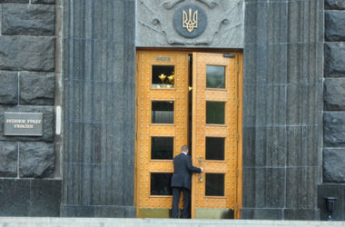 Чиновник нового образца: госслужащим запрещено быть в партиях и устраивать родственников на работу