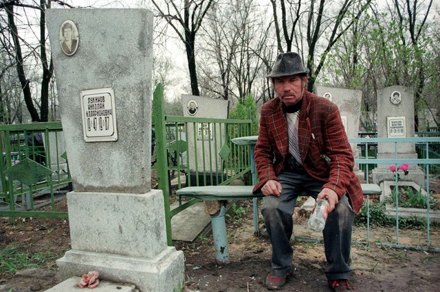 Гробки по-лугански: Как в Донбассе 1990-х отмечали Пасху на кладбище